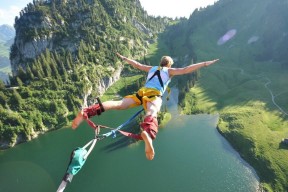 开云体育下载-绝境中的北欧心跳，卡拉斯科如何用节奏改写芬兰足球命运