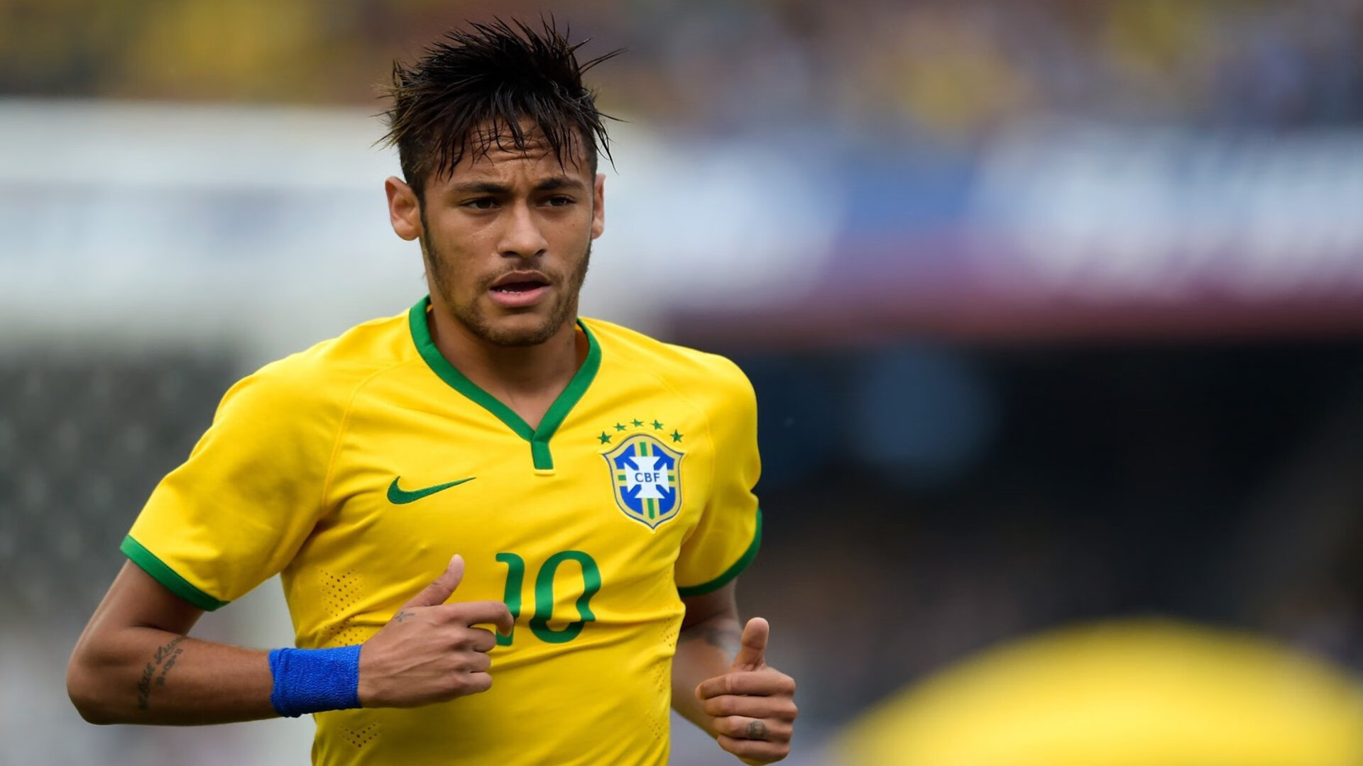 哈兰德连续得分拉开差距，佛罗伦萨险胜墨西哥，足球世界的双城记