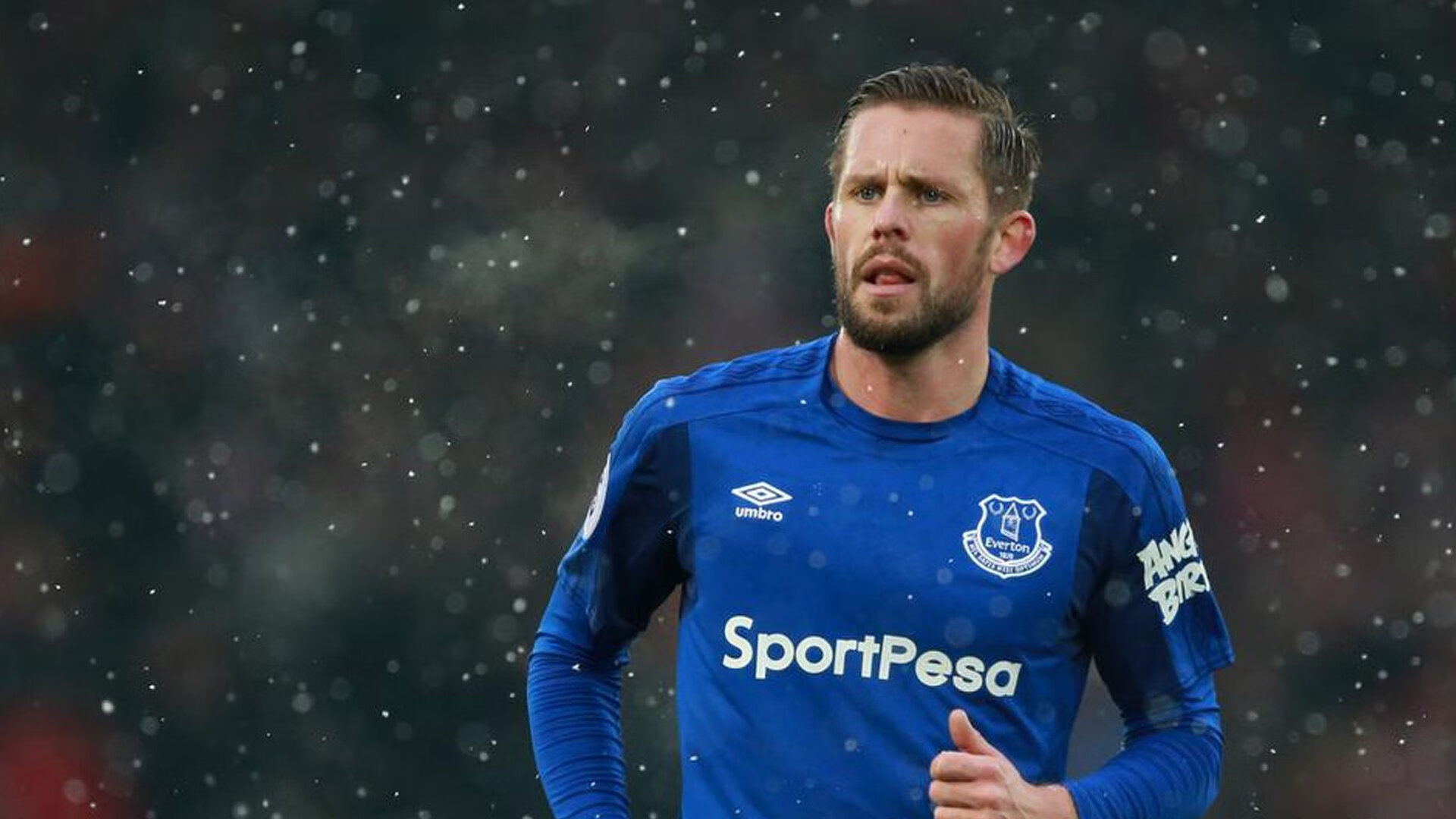 F1新赛季揭幕战之夜，浓眉防守端锁死对手，一场关于专注与掌控的平行叙事